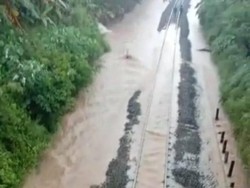 Hujan Deras, Rel KA di Kalijambe Sragen Sempat Terendam Air