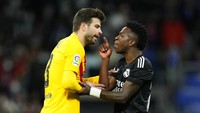 Vinicius Junior dari Real Madrid, kanan, berdebat dengan Gerard Pique dari Barcelona.