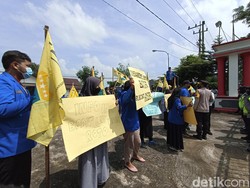 Mahasiswa Blitar Geruduk Kantor DPRD Tuntut Perbaikan Sistem BPNT