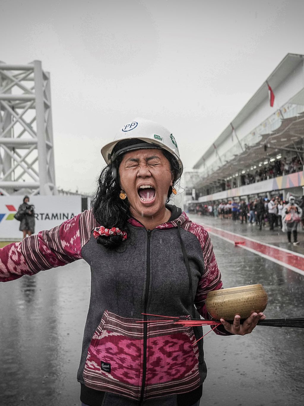 Mak Rara, Pawang Hujan di Mandalika