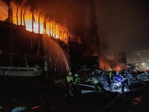 Bummmmm..., Pusat Perbelanjaan di Kyiv Hancur Dirudal Rusia