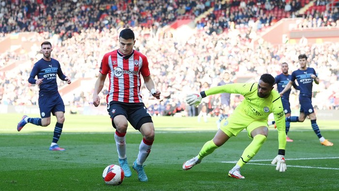 SOUTHAMPTON, ENGLAND - MARCH 20: Mohamed Elyounoussi of Southampton controls the ball in the build up to an own goal scored by Aymeric Laporte of Manchester City (obscured during the Emirates FA Cup Quarter Final match between Southampton and Manchester City at St Marys Stadium on March 20, 2022 in Southampton, England. (Photo by Mike Hewitt/Getty Images)