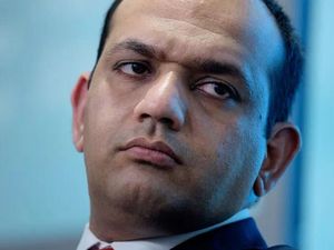 Pindah ke AS, Menkeu Afghanistan Kini Jadi Sopir Taksi Online