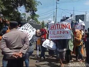 Simpatisan Cakades di Probolinggo Demo Gegara Jagoannya Kalah Hanya 2 Suara Simpatisan Cakades di Probolinggo Demo Gegara Jagoannya Kalah Hanya 2 Suara