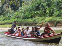 Petugas Susuri Hutan-Sungai demi Vaksinasi Suku Pedalaman di Riau