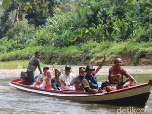 Petugas Susuri Hutan-Sungai demi Vaksinasi Suku Pedalaman di Riau