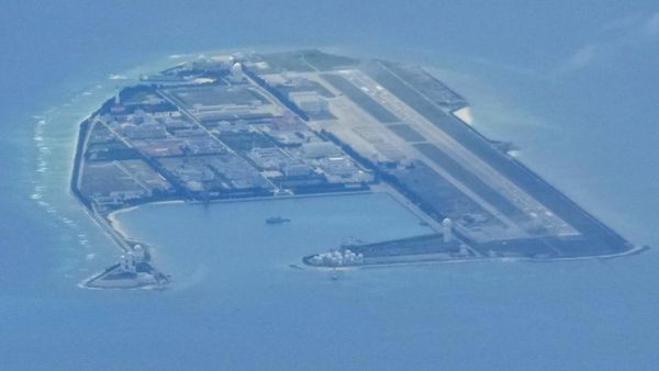 Melihat Pulau Buatan China di Laut China Selatan