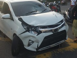 Mobil Tabrak Pemotor Usai Terobos Lampu Merah di Gambir Jakpus