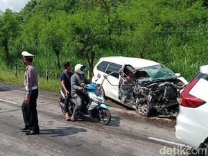 Avanza-Truk Adu Banteng di Pantura Probolinggo, Satu Orang Tewas Avanza-Truk Adu Banteng di Pantura Probolinggo, Satu Orang Tewas