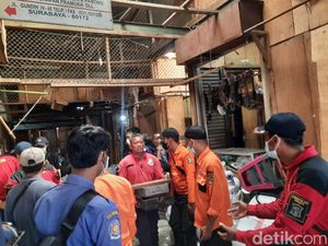 Ratusan Personel Gabungan Kawal Relokasi Pedagang Pasar Turi