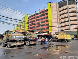 Enam Alat Berat Diturunkan Bongkar TPS Pasar Turi