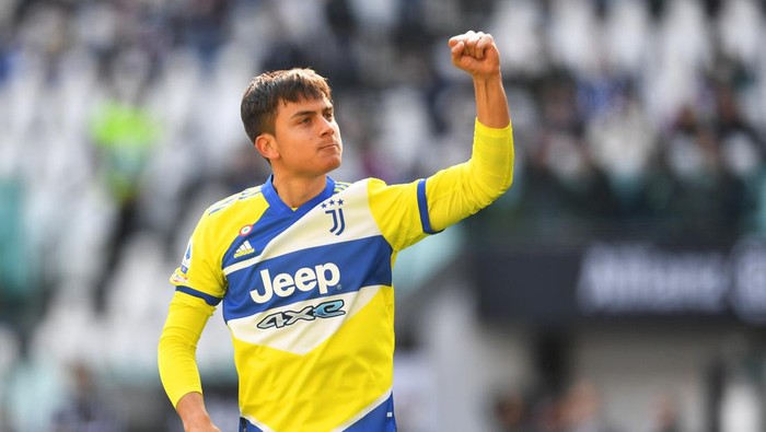 TURIN, ITALY - MARCH 20: Paulo Dybala of Juventus celebrates after scoring their teams first goal during the Serie A match between Juventus and US Salernitana at Allianz Stadium on March 20, 2022 in Turin, Italy. (Photo by Valerio Pennicino/Getty Images)