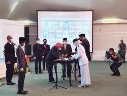 Lantik Kasatpol PP Baru, Bupati Bogor Perintahkan Kawal Relokasi PKL Puncak