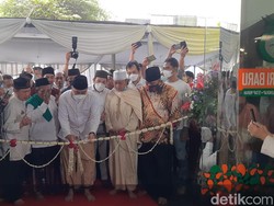 Saat Pedagang Kemasi Dagangan di TPS Demi Pasar Turi Baru