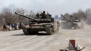 Penampakan Tank Tentara Pro-Rusia Bersiaga di Jalanan Mariupol