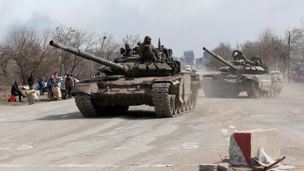 Penampakan Tank Tentara Pro-Rusia Bersiaga di Jalanan Mariupol