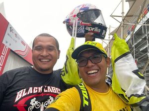 Keberuntungan Penonton MotoGP Asal Banyuwangi Dapat Helm Aleix Espargaro Keberuntungan Penonton MotoGP Asal Banyuwangi Dapat Helm Aleix Espargaro