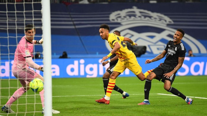 Pierre-Emerick Aubameyang MADRID, SPAIN - MARCH 20: Pierre-Emerick Aubameyang of Barcelona scores his sides first goal past Eder Militao of Real Madrid during the LaLiga Santander match between Real Madrid CF and FC Barcelona at Estadio Santiago Bernabeu on March 20, 2022 in Madrid, Spain. (Photo by Denis Doyle/Getty Images)