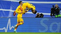 Untuk merayakan gol itu, Auba pun lompat ke udara... Foto: AP/Manu Fernandez