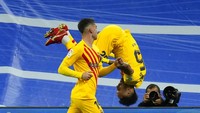 ... untuk bersalto merayakan golnya. Foto: AP/Manu Fernandez