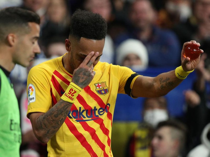 MADRID, SPAIN - MARCH 20: Pierre-Emerick Aubameyang of FC Barcelona celebrates scoring their fifth goal with a glass ball during the LaLiga Santander match between Real Madrid CF and FC Barcelona at Estadio Santiago Bernabeu on March 20, 2022 in Madrid, Spain. (Photo by Gonzalo Arroyo Moreno/Getty Images)
