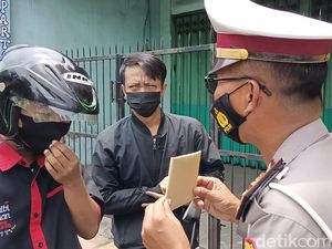 Pengendara Tak Tertib Lalin di Kota Probolinggo Dapat Hadiah Buku Yasin