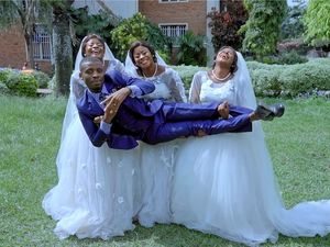 Potret Pernikahan Viral, 1 Pria Nikahi 3 Wanita Kembar yang Tak Mau Berpisah