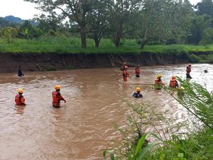 Mobil Terjun ke Sungai di Toraja, 1 Tewas-1 Lainnya Hilang Dibawa Arus Mobil Terjun ke Sungai di Toraja, 1 Tewas-1 Lainnya Hilang Dibawa Arus