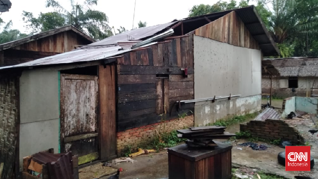 Puluhan rumah di Lingkungan IV, Kelurahan Kampung Lama, Kecamatan Besitang, Kabupaten Langkat, Sumatera Utara diterjang angin kencang dan hujan deras. Rumah-rumah tersebut mengalami kerusakan ringan hingga berat.