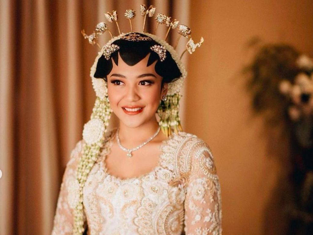 7 Potret Putri Tanjung dengan Makeup Flawless, Pengajian Sampai Akad Nikah