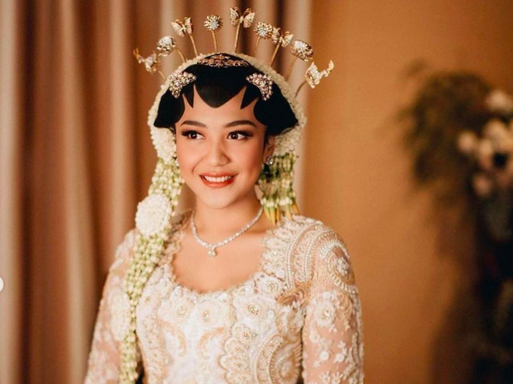 7 Potret Putri Tanjung dengan Makeup Flawless, Pengajian Sampai Akad Nikah 7 Potret Putri Tanjung dengan Makeup Flawless, Pengajian Sampai Akad Nikah