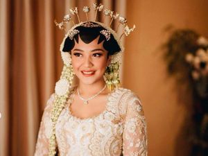 7 Potret Putri Tanjung dengan Makeup Flawless, Pengajian Sampai Akad Nikah 7 Potret Putri Tanjung dengan Makeup Flawless, Pengajian Sampai Akad Nikah
