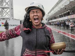 Potret Pawang Hujan Rara Nongol Lagi di Instagram MotoGP, Ada Apa? Potret Pawang Hujan Rara Nongol Lagi di Instagram MotoGP, Ada Apa?