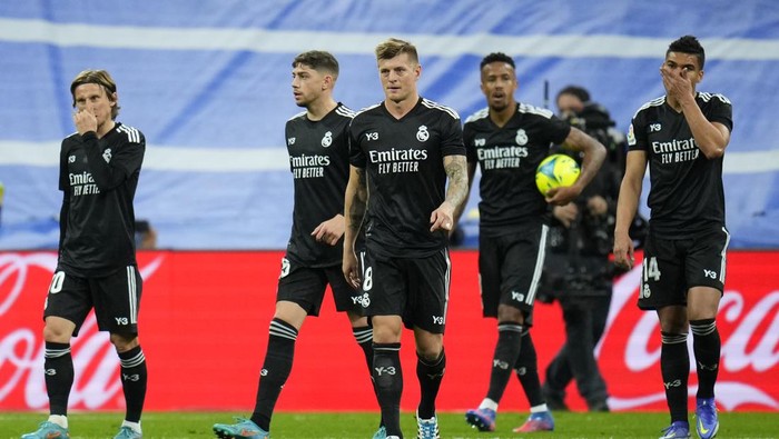Real Madrid players walk in dejection after Barcelonas Ronald Araujo scores his sides second goal during a Spanish La Liga soccer match between Rial Madrid and FC Barcelona at the Santiago Bernabeu stadium in Madrid, Spain, Sunday, March 20, 2022. (AP Photo/Manu Fernandez)