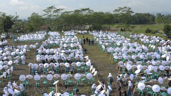 Catat Rekor, Ribuan Orang Serempak Lukis Payung Geulis Tasikmalaya