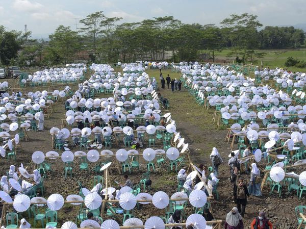 Catat Rekor, Ribuan Orang Serempak Lukis Payung Geulis Tasikmalaya