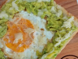 Resep Pembaca: Resep Roti Panggang Alpukat Telur yang Praktis Padat Nutrisi