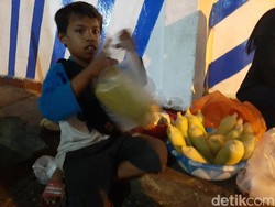 Viral Bocah di Kendari Jual Jagung hingga Larut Malam, Begini Kisahnya