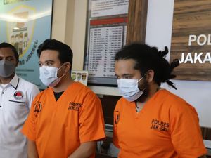 Tegas! Roby Geisha 3 Kali Ditangkap karena Ganja, Polisi Bawa ke Persidangan Tegas! Roby Geisha 3 Kali Ditangkap karena Ganja, Polisi Bawa ke Persidangan