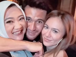 Wulan Guritno dan Sabda Ahessa, Dulu Peluk Sekarang Kecup Hangat