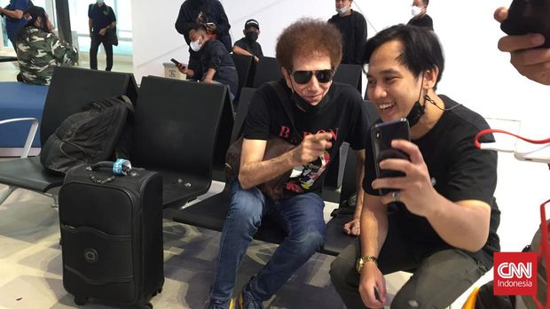 Warga foto bersama Sam lowes di  Bandara Internasional Lombok