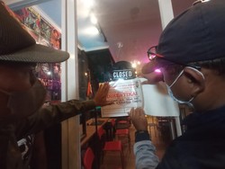 Satpol PP Tutup Kafe di Bekasi Usai Viral Konser Band yang Penuh Sesak