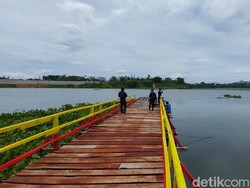 Snapshot: Menengok Pembangunan Jembatan Apung Baru di Sungai Citarum