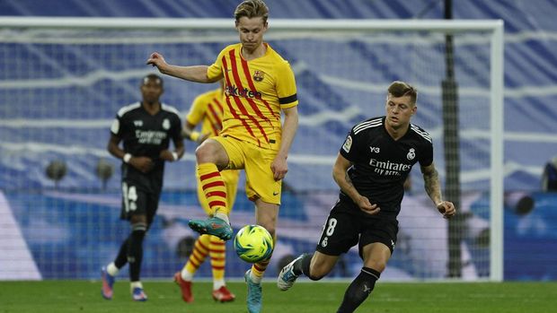 SOCCER-SPAIN-MAD-FCB/REPORT Soccer Football - LaLiga - Real Madrid v FC Barcelona - Santiago Bernabeu, Madrid, Spain - March 20, 2022 FC Barcelona's Frenkie de Jong in action with Real Madrid's Toni Kroos REUTERS/Susana Vera