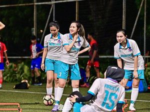 Dicekoki Nyanya Rizky, Tamara Tyasmara Kini Suka Main Sepakbola Dicekoki Nyanya Rizky, Tamara Tyasmara Kini Suka Main Sepakbola