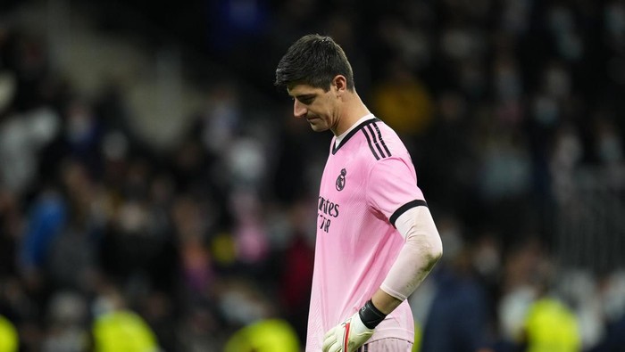 Real Madrids goalkeeper Thibaut Courtois gestures after Barcelonas Pierre-Emerick Aubameyang scores his sides fourth goal during a Spanish La Liga soccer match between Rial Madrid and FC Barcelona at the Santiago Bernabeu stadium in Madrid, Spain, Sunday, March 20, 2022. (AP Photo/Manu Fernandez)