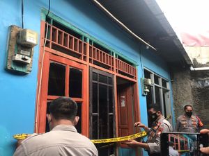 Tower BTS di Pancoran Mas Roboh Timpa 2 Rumah Kontrakan