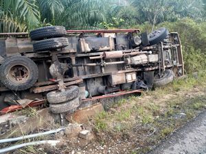 Truk di Sumut Terguling Gegara Tak Kuat Nanjak, 1 Orang Tewas Terjepit Truk di Sumut Terguling Gegara Tak Kuat Nanjak, 1 Orang Tewas Terjepit
