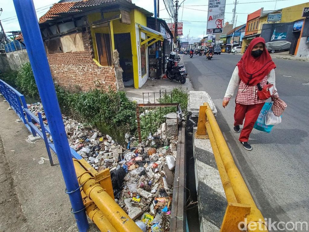 Jorok! Tumpukan Sampah Sumbat Selokan di Kopo Sayati