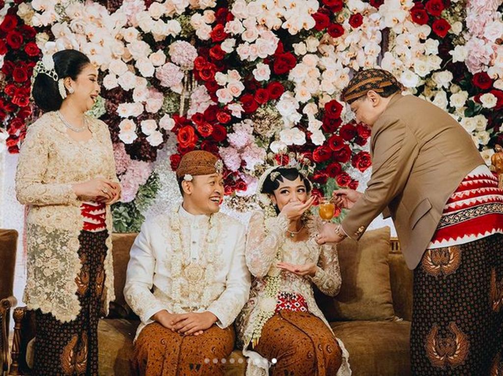9 Foto Upacara Panggih dalam Pernikahan Adat Jawa Putri Tanjung